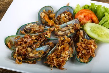 Taze midye sarımsak ile