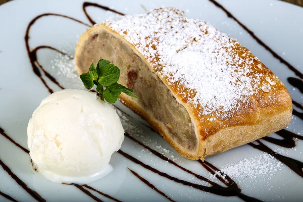 Dulce Strudel con helado — Foto de Stock