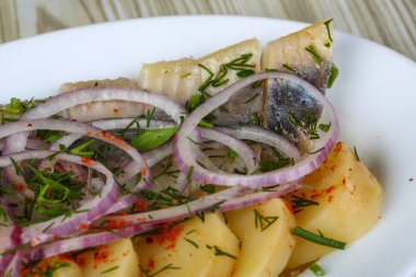 Patates ve soğan ile ringa balığı