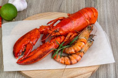 Büyük pişmiş ıstakoz ve karides