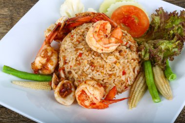 Kızarmış pilav ve deniz ürünleri.