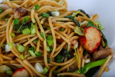 Deniz ürünleri ile Asya makarna