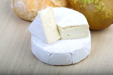 Brie peyniri ile armut ve ekmek