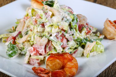 Lezzetli karides salatası