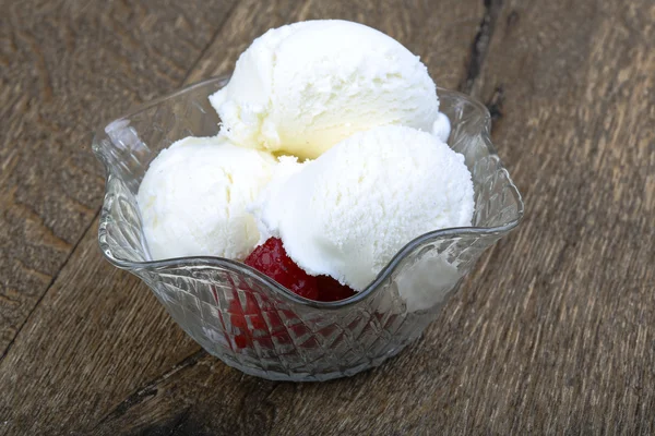 Söt glass med jordgubbar — Stockfoto