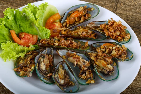 Fresh Mussels with garlic — Stock Photo, Image