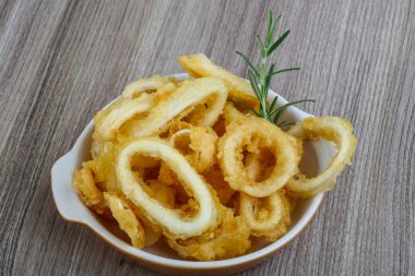 Kızarmış kalamar halkaları