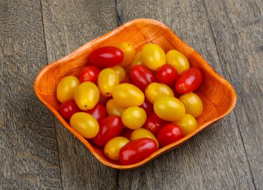 sarı ve kırmızı kiraz domatesleri