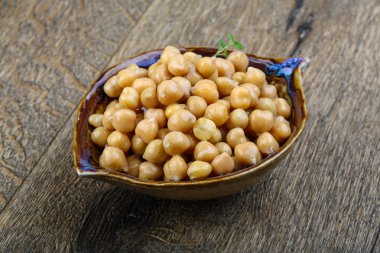 Kabın içinde konserve nohut