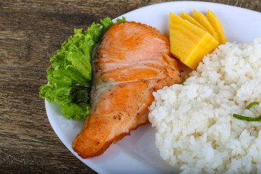 Kızarmış som balığı biftek