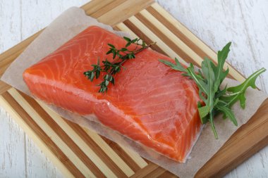 Tuzlanmış somon kekik yaprakları ile