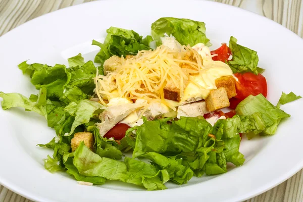 Caesar-Salat mit Huhn — Stockfoto