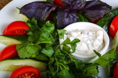 Lezzetli sebze yoğurt ile