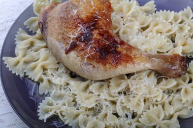 Tavuk budu makaroni ile