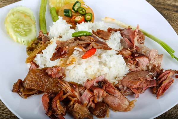 Babi lezat dengan nasi. — Stok Foto