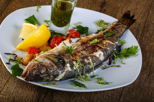 Grilled seabass fish with lemon — Stock Photo, Image