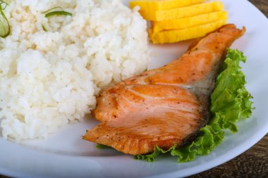 Kızarmış som balığı biftek