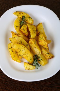 Dereotu ile kavrulmuş patates