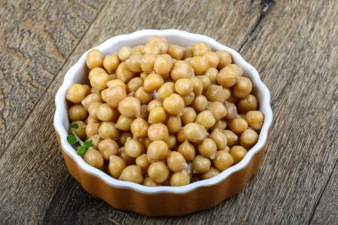 Kabın içinde konserve nohut