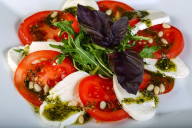 İtalyan Caprese salatası
