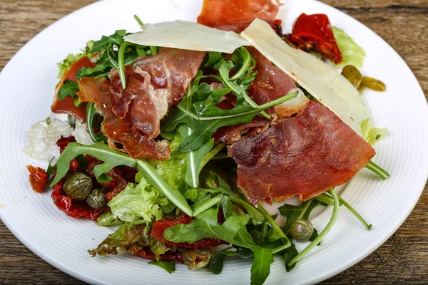 Salată delicioasă cu prosciutto — Fotografie, imagine de stoc
