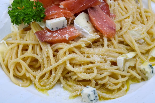 Pasta con salmone e formaggio — Foto Stock