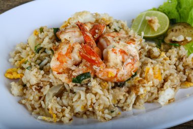Kızarmış pirinç ve karides.