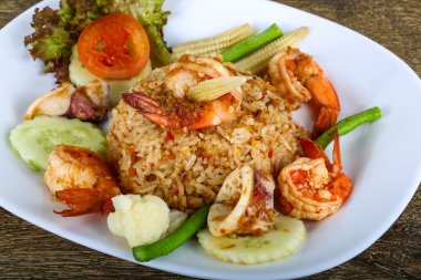 Kızarmış pilav ve deniz ürünleri.