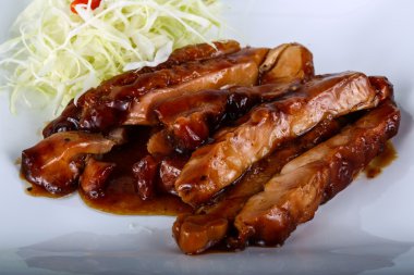 Teriyaki tavuk otlar ile