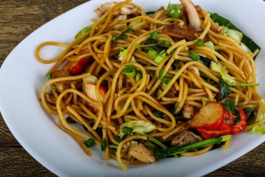 Deniz ürünleri ile Asya makarna