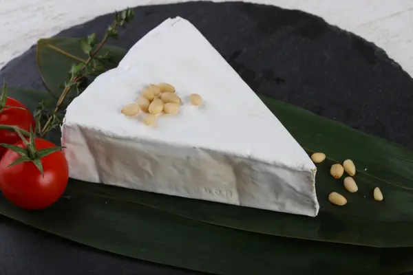 Brie Käse auf Bambusblättern — Stockfoto