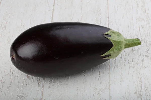 Ruwe rijpe aubergines — Stockfoto