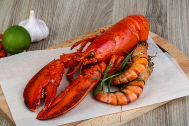 Büyük pişmiş ıstakoz ve kaplan karides