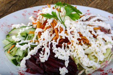 Sığır eti ve sebze salatası