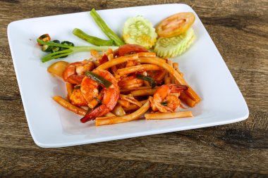 Deniz ürünleri ile baharatlı makarna