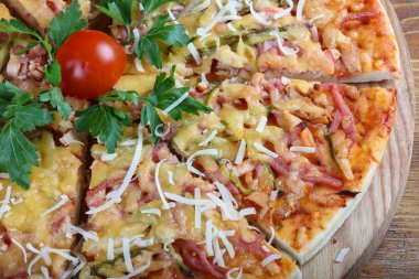 İtalyan pizza peyniri ile