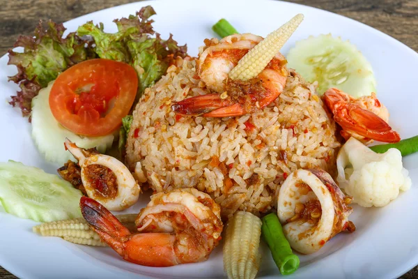 Azjatycki styl smażony ryż z owocami morza — Zdjęcie stockowe