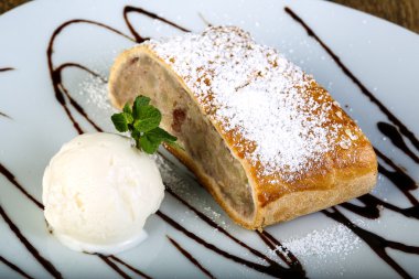 Tatlı Strudel dondurma ile