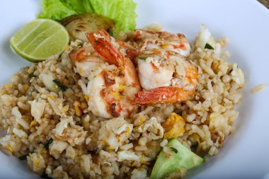 Kızarmış pirinç ve karides.