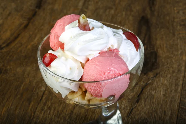 Солодке морозиво з фруктами — стокове фото