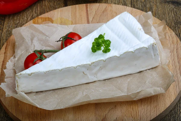 Brie peyniri üçgen — Stok fotoğraf