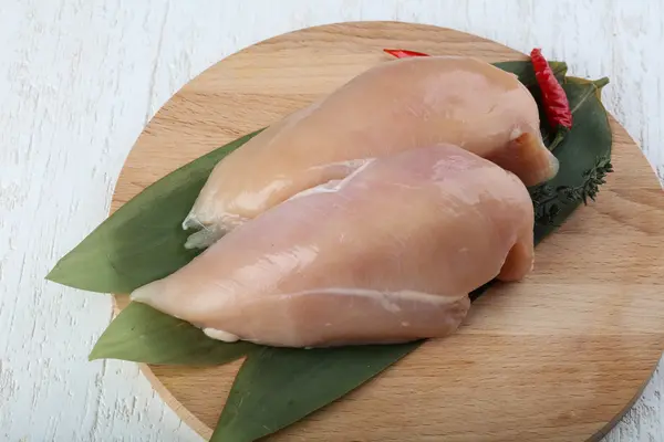 Pechuga de pollo cruda — Foto de Stock