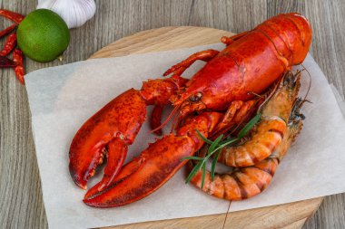 Büyük pişmiş ıstakoz ve karides