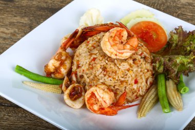 Kızarmış pilav ve deniz ürünleri.