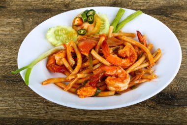 Deniz ürünleri ile baharatlı makarna