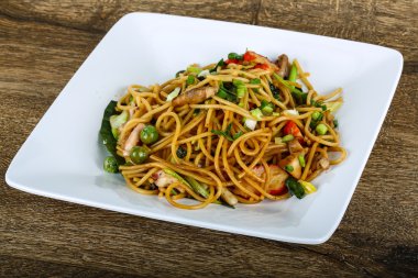 Deniz ürünleri ile Asya makarna