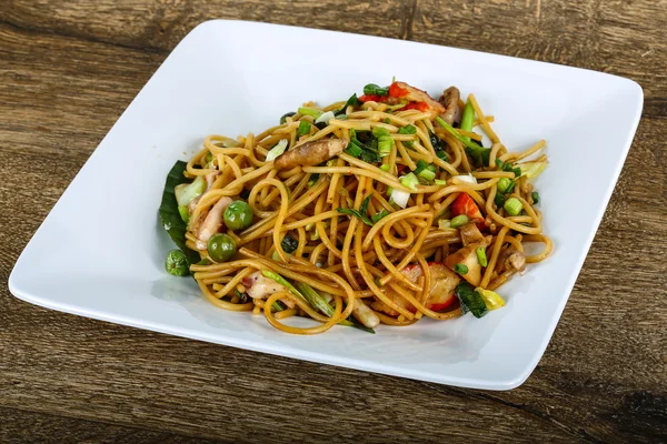 Deniz ürünleri ile Asya makarna