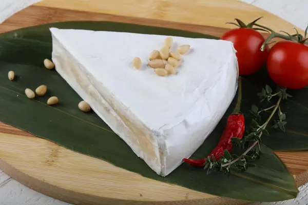 Queijo Brie macio saboroso — Fotografia de Stock