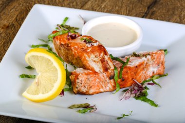 Soslu fırında somon balığı