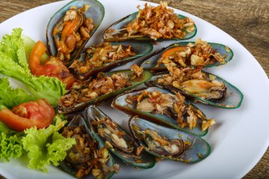 Taze midye sarımsak ile